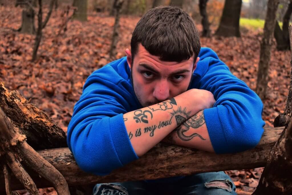 Il giovane rapper milanese GUPHO si è tatuato "Rap is my soul" sull'avambraccio destro.